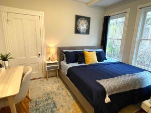Кровать или кровати в номере 2 BR City Sanctuary - 5 Mins to Historical Salem!