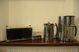a counter with two blender and a microwave on it at Ferienwohnung Villa am Stadtpark in Görlitz