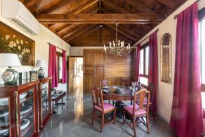 a dining room with a table and chairs at Mirador del Realejo in Granada