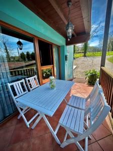 einen blauen Tisch und zwei Stühle auf einer Terrasse in der Unterkunft Villarrodrigo in Cangas de Onís
