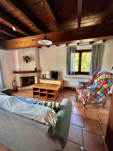 ein Wohnzimmer mit Sofa und Tisch in der Unterkunft Villarrodrigo in Cangas de Onís