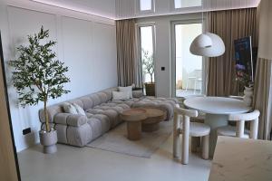 salon z kanapą i stołem w obiekcie Centaurus Olsztyn Sunset Apartament - Dwa Balkony & Darmowy Parking podziemny & Stare Miasto & Galeria & Widok & Planetarium & Centrum miasta w Olsztynie