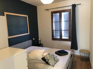 Un dormitorio pequeño con una cama y una ventana. en Nomad's house - 2G, en Aviñón