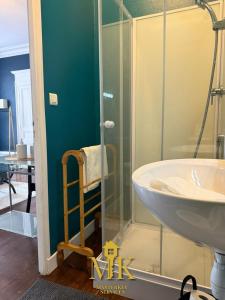 Ένα μπάνιο στο Studio Cosy & Élégant Quartier de la Rochelle