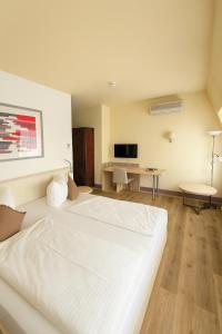 Una cama o camas en una habitación de Hotel Villa Noel am Hauptbahnhof