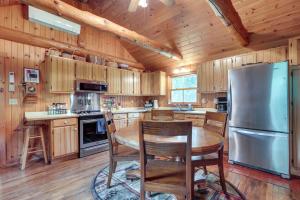 Kuchyň nebo kuchyňský kout v ubytování Dog-Friendly Park Falls Cottage with 5 Acres and Lake