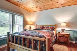 Postel nebo postele na pokoji v ubytování Dog-Friendly Park Falls Cottage with 5 Acres and Lake