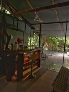 um quarto com um balcão, uma mesa e cadeiras em Clear Mountain Resort em Kharakvasla