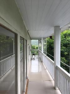 um alpendre vazio de uma casa com vista em Clear Mountain Resort em Kharakvasla