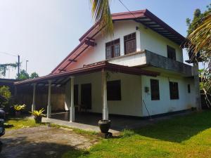 Bangunan di mana terletaknya vila ini