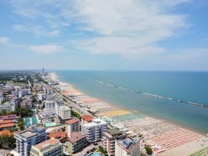 eine Luftaufnahme eines Strandes mit Gebäuden und dem Meer in der Unterkunft Family Hotel Mediterraneo - Azzurro Club in Cesenatico