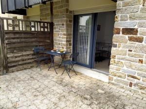 Patio alebo iná vonkajšia časť ubytovania Ty Cocoon- Appartement avec terrasse et parking privé