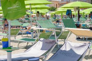 eine Gruppe von Liegestühlen und Sonnenschirmen an einem Strand in der Unterkunft Family Hotel Mediterraneo - Azzurro Club in Cesenatico + 44 Fotos