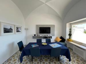 Televiisor ja/või meelelahutuskeskus majutusasutuses Private Villa Sea VIEW CON TERRAZZA E GIARDINO
