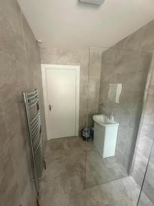 un bagno con doccia, WC e lavandino di Wild Atlantic Cottage Carrigart a Carrigart