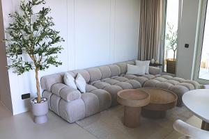 salon z kanapą i stołem w obiekcie Centaurus Olsztyn Sunset Apartament - Dwa Balkony & Darmowy Parking podziemny & Stare Miasto & Galeria & Widok & Planetarium & Centrum miasta w Olsztynie