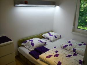 Ліжко або ліжка в номері Judit Apartman