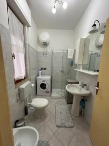 カラゼッタにあるAppartamento con patioのトイレと洗濯機を備えたバスルーム