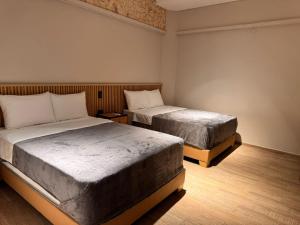 una habitación con dos camas en una habitación en Hotel Cafe Boutique, en Pereira