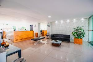 ein Wohnzimmer mit Sofa und Tisch in der Unterkunft OZPED Flats Particulares Edifício Premier in Brasilia + 59 Fotos