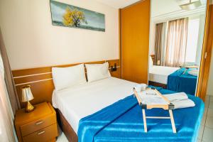 a hotel room with a bed and a table at Ozped Private Premier Flats in Brasília +18 photos