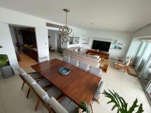 a living room with a wooden table and chairs at Departamento con Vista a Mar Icon Vallarta Piso 15 in Cedro