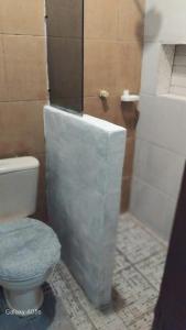 ein Badezimmer mit Toilette und Badewanne in der Unterkunft Casa COP Maria bonita in Belém + 4 Fotos