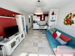 TV a/nebo společenská místnost v ubytování Bonito apartamento cerca la playa
