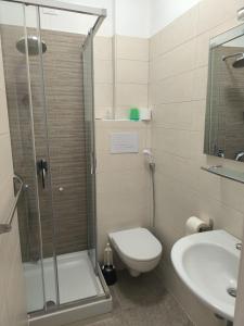 Bilik mandi di Hotel Midi