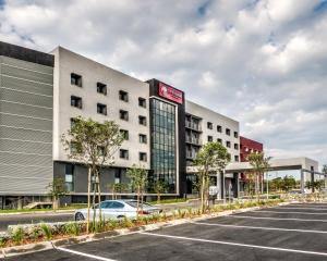 an empty parking lot in front of a hotel at City Lodge Hotel Waterfall City in Midrand