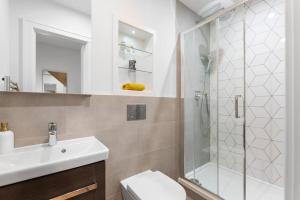 Ένα μπάνιο στο Coombe HIll Apartment - Excellent Location - Free Parking, Self-Check-In, Fast Wifi, Access to On-Site Gym, Cinema, Games Room and Work Space by Yoko Property