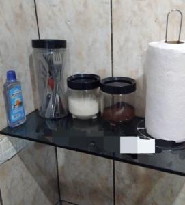 eine Theke mit zwei Behältern und einer Rolle Papierhandtücher in der Unterkunft Casa COP Maria bonita in Belém