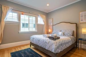 オークランドにあるOak Manor - Chic & Stylish 2BR Apartment Retreatのベッドと窓のある寝室