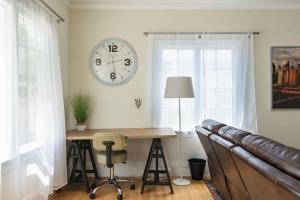 オークランドにあるOak Manor - Chic & Stylish 2BR Apartment Retreatのデスク、壁掛け時計が備わる客室です。 +60枚の写真