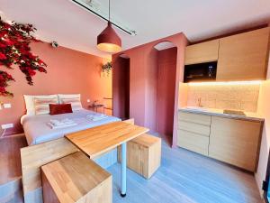 Un dormitorio con una cama y una mesa y una cocina. en Stylish Garden Escape- BBQ, Projector & Exclusive Parking, en Cagnes-sur-Mer 20 fotos más