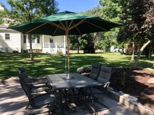 Κήπος έξω από το Dr Combackers Historic 1880s Home