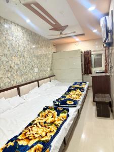 a group of beds in a room with bananas on them at Hotel Shree dhan Laxmi palace in Jāmb