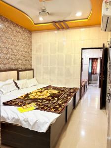 a bedroom with a large bed in a room at Hotel Shree dhan Laxmi palace in Jāmb