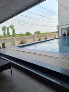 Πισίνα στο ή κοντά στο Modern 1BHK Apartment by LuxeLiv