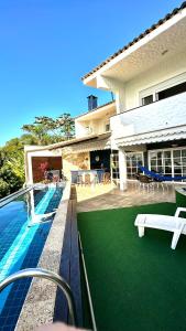 Kolam renang di atau dekat dengan Casa Santorini - Vista Panorâmica - PISCINA AQUECIDA