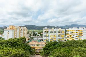 Playa de GandiaにあるLaraMar Solo Familias Apartamento vistas al marの建物や木々が並ぶ市街の景色