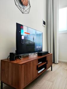 TV a/nebo společenská místnost v ubytování Fantastic Flat Famagosta Area, Forum, Parking, Netflix