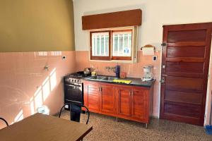コスキンにあるCasa en Cosquínの小さなキッチン(コンロ、シンク付)