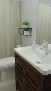 Ένα μπάνιο στο APARTAMENTO In HOUSE ALAMEDA