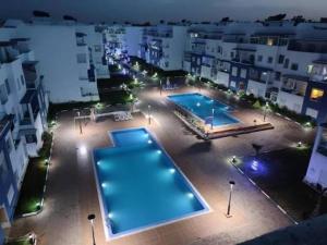 an overhead view of a large swimming pool at night at Les terrasses 2 in Mansouria