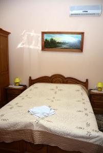 uma cama num quarto com uma fotografia na parede em Bazar Apartment em Chisinau