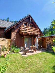 domek z bali ze stołem piknikowym i tarasem w obiekcie Apartmán Stodola1 Harrachov w mieście Harrachov
