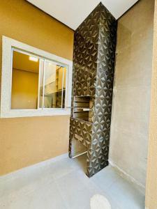 a room with a wall with a shelf and a window at INCRIVEL FLAT 3 MINUTOS do CENTRO COM CHURRASQUEIRA E AR CONDICIONADO in Formosa +21 photos
