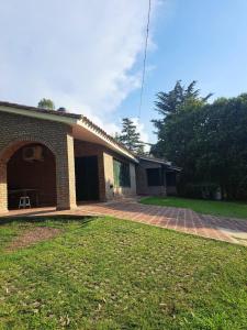 ラ・グラニャにあるLa Granjaのレンガ造りの家