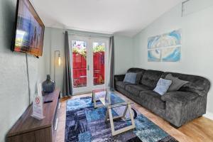 Posezení v ubytování Prime Location – Walkable to Wilton Drive